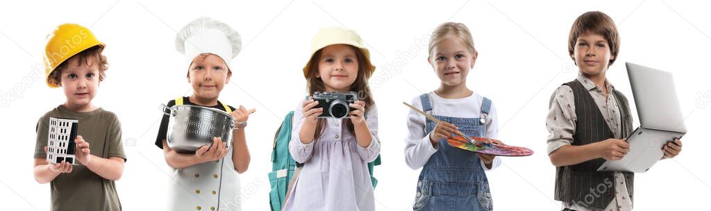 Kinder zeigen gemeinsam auf eine Auswahl von Spielsachen