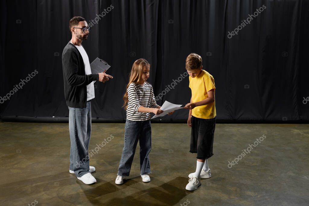 Kleine Kindergruppe sitzt gemeinsam im Kreis
